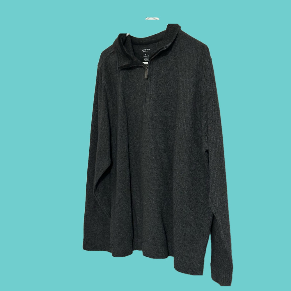 Men’s Van Heusen 1/4 zip jacket. Grey textured knit, great condition. Size XL.